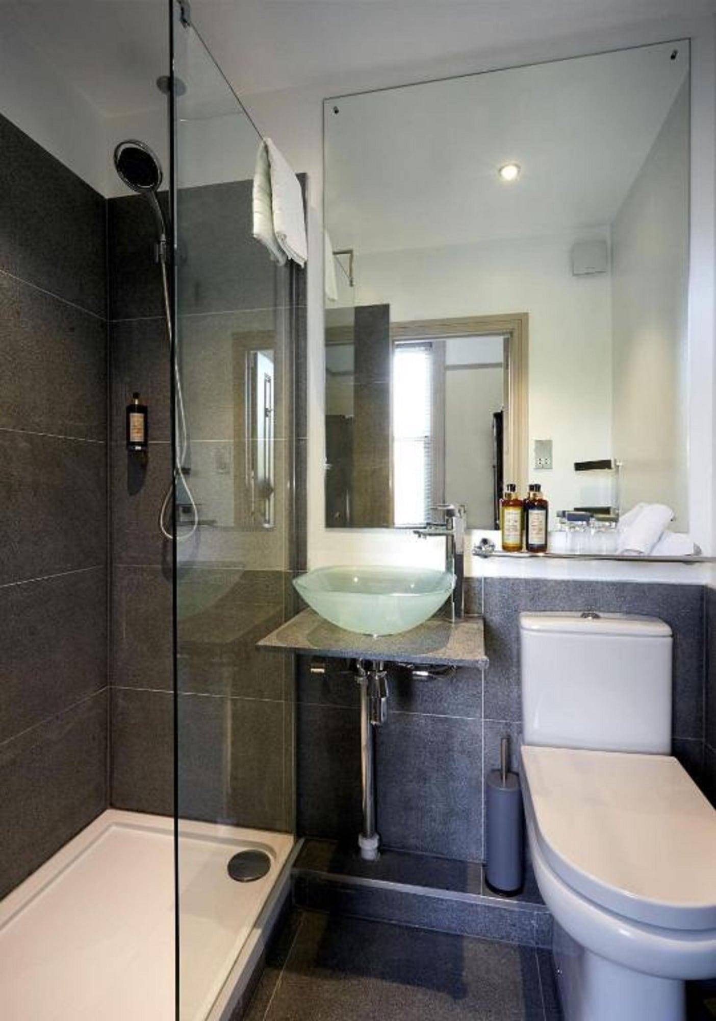 Dorian House Boutique B&B - Free Parking! Bath Luaran gambar A modern bathroom
