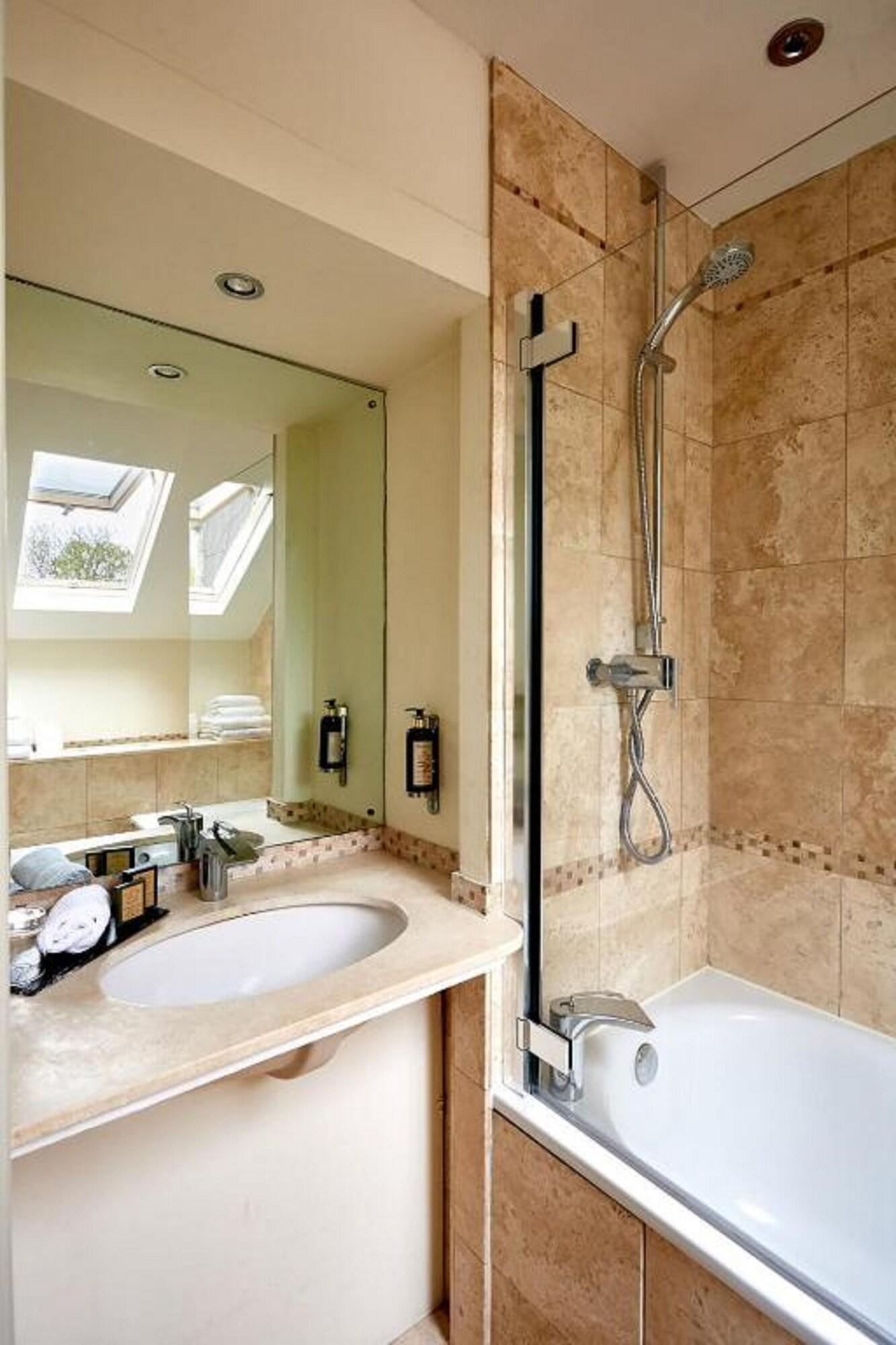 Dorian House Boutique B&B - Free Parking! Bath Luaran gambar A shower cubicle