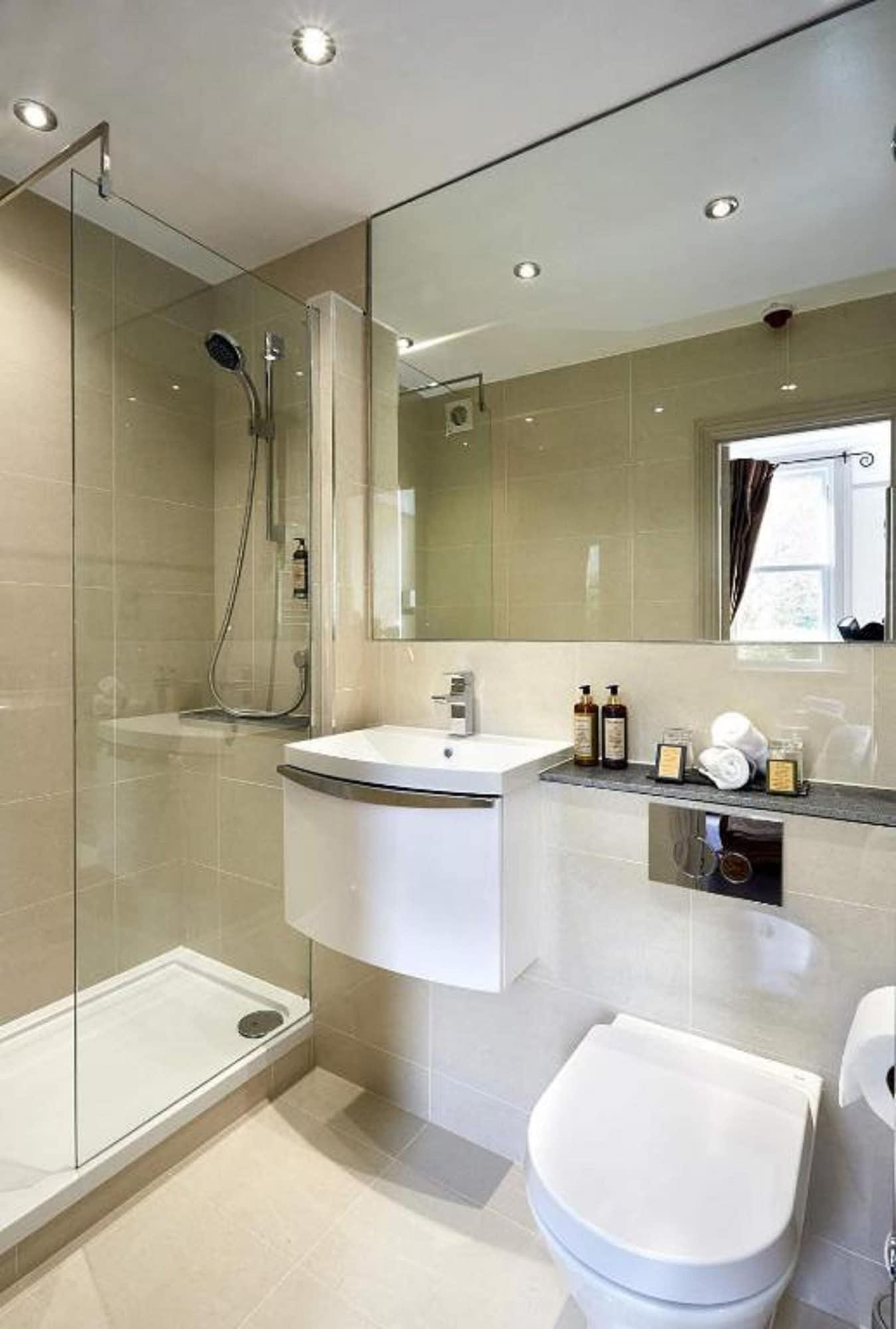 Dorian House Boutique B&B - Free Parking! Bath Luaran gambar A bathroom with a shower enclosure