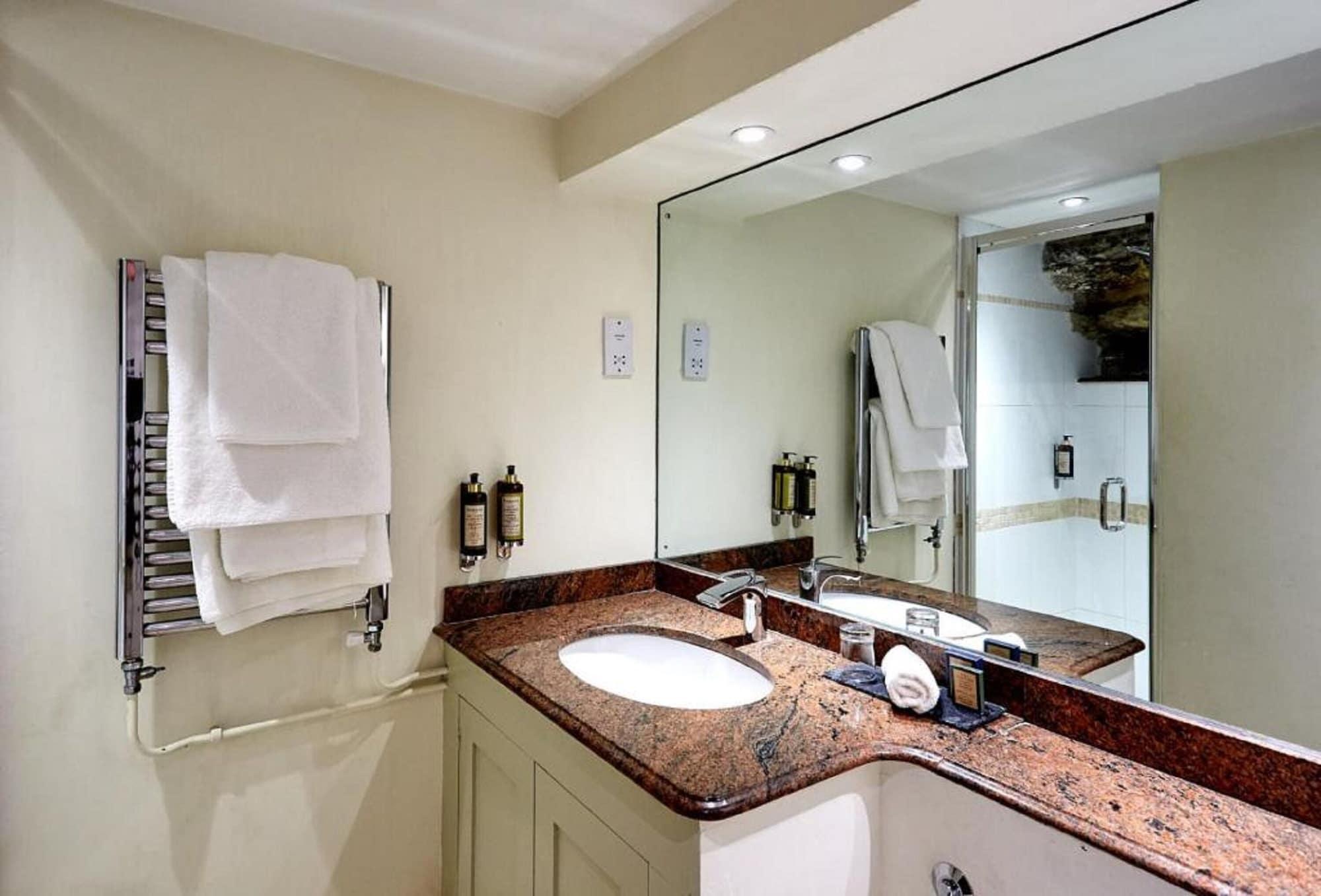 Dorian House Boutique B&B - Free Parking! Bath Luaran gambar A bathroom in a hotel