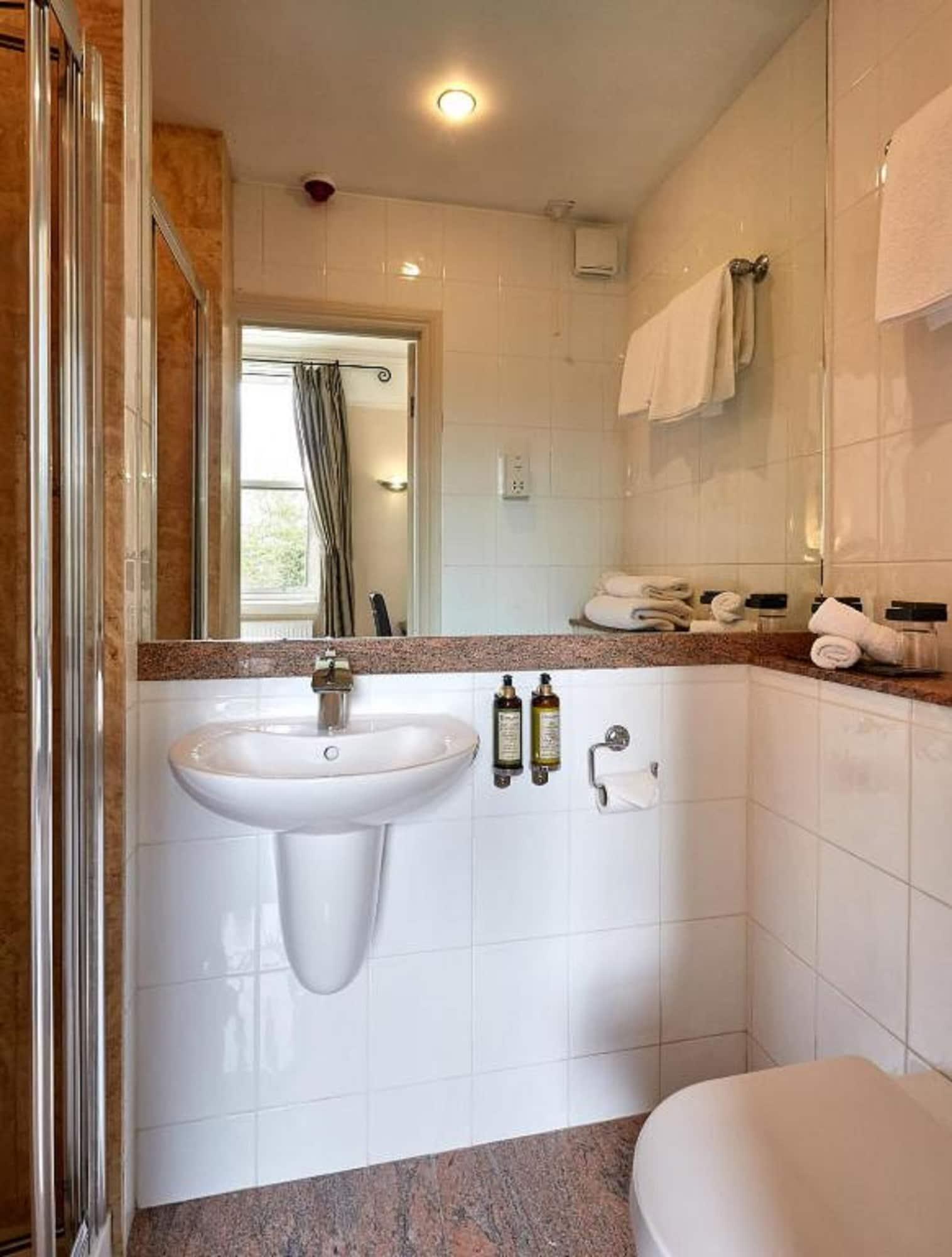 Dorian House Boutique B&B - Free Parking! Bath Luaran gambar A typical bathroom in a hotel