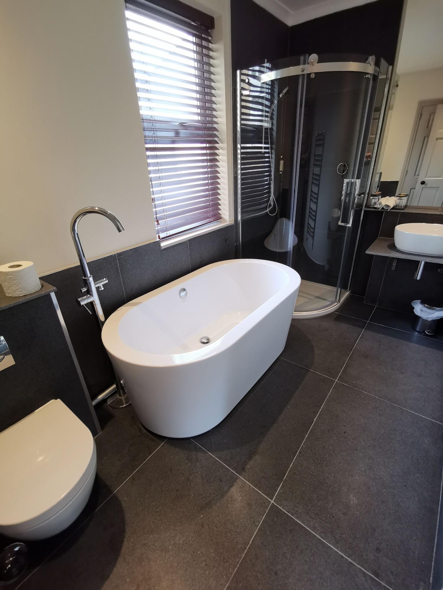 Dorian House Boutique B&B - Free Parking! Bath Luaran gambar A freestanding bathtub