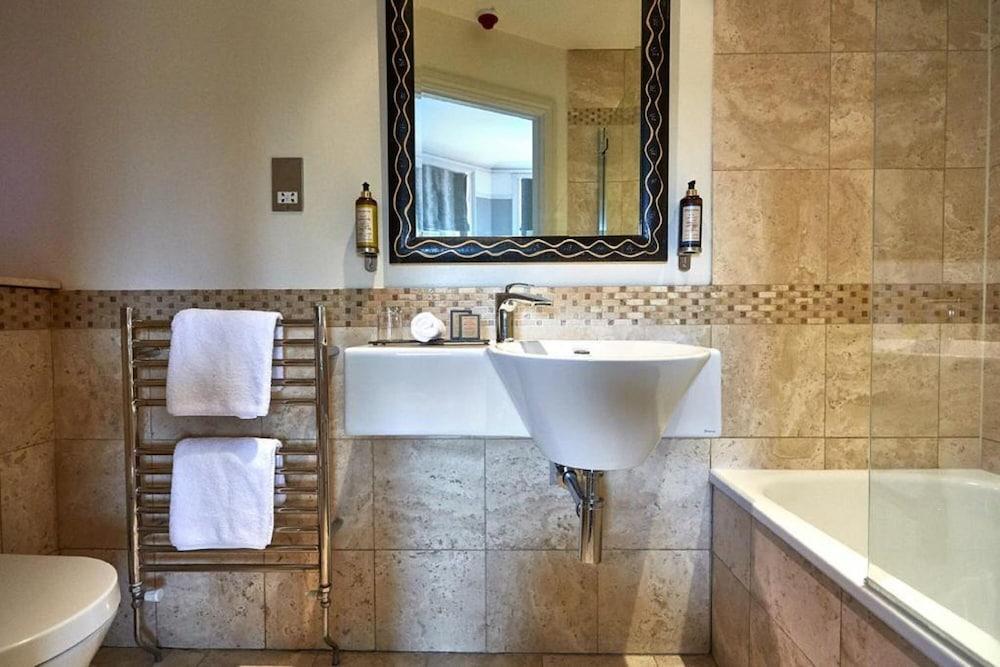 Dorian House Boutique B&B - Free Parking! Bath Luaran gambar A bathroom in the UK